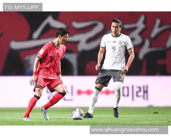 足球明星化身路人街头踢球展现真实风采引发热议